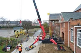 Lavori con operatore 4 UNIC mini gru che lavorano nelle scuole e nelle università