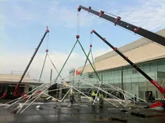 Lavori con operatore 5 Le Minigru UNIC montano gli allestimenti di Natale