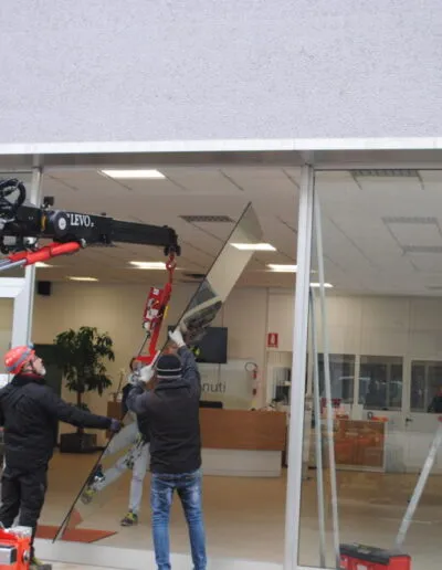Sostituzione di vetrate con la ventosa KAPPEL DSKEB2 (750 kg)